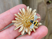 Daisy brooch Bee on Daisy Flower Brooch Daisy pin Flowers Bee Daisy Brooch Pin flower pin